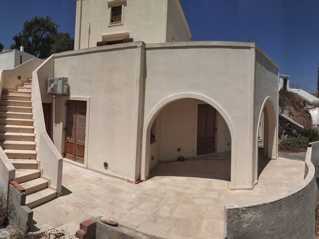 4-bedroom freehold villa in Santorini — photo 1 of 1
