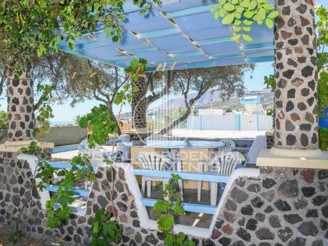 3-bedroom freehold villa in Santorini — photo 1 of 5