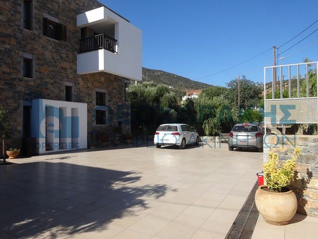 4-bedroom freehold villa in Agios Nikolaos — photo 1 of 5