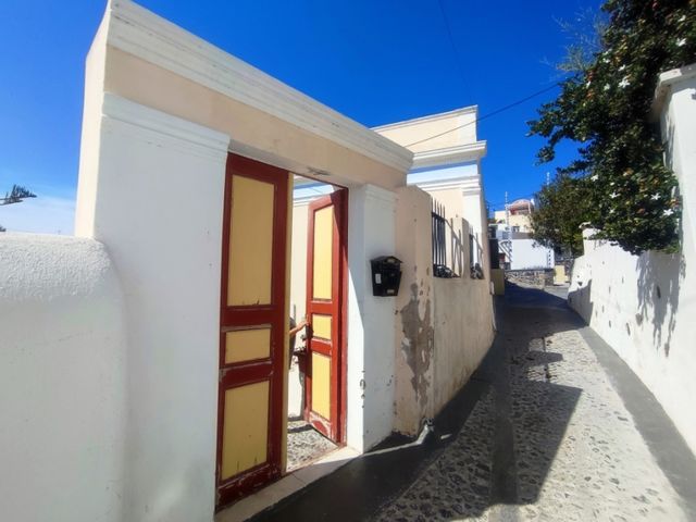 3-bedroom freehold villa in Santorini — photo 1 of 5