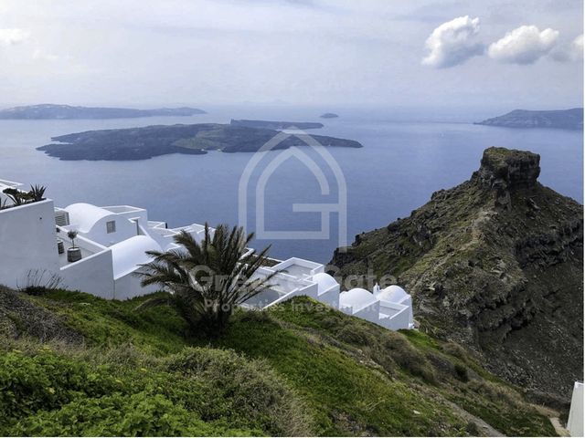 3-bedroom freehold villa in Santorini — photo 1 of 3