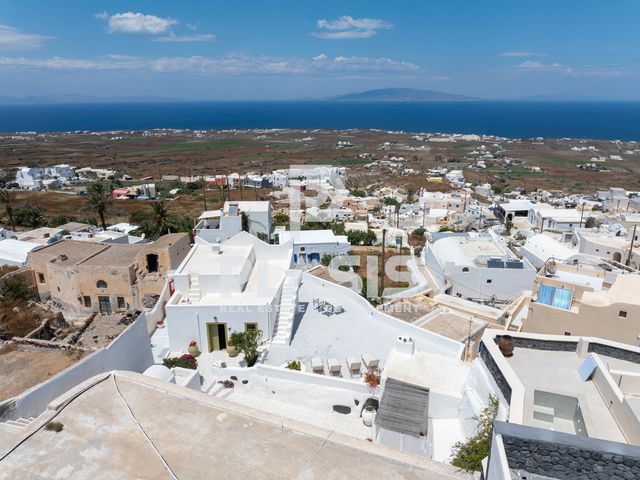 3-bedroom freehold villa in Santorini — photo 1 of 5