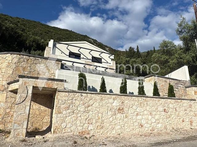 3-bedroom freehold villa in Lefkada — photo 1 of 4