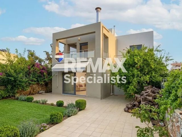 4-bedroom freehold villa in Chania — photo 1 of 5