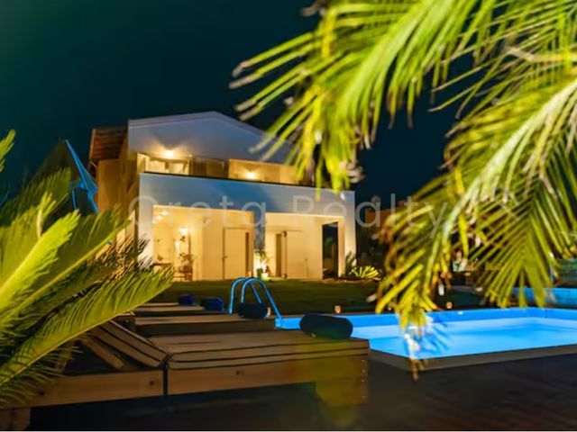 4-bedroom freehold villa in Hersonissos — photo 1 of 5