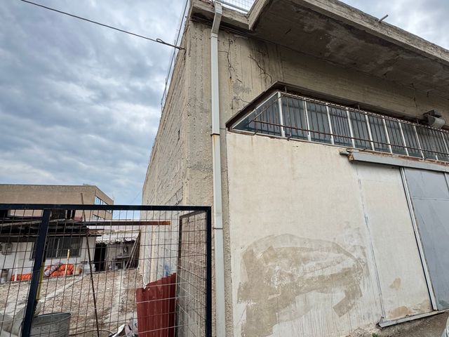 Κτίριο επαγγελματικών χώρων 291 τ.μ.